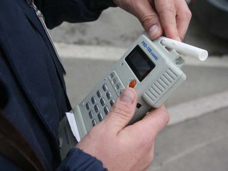 Прибор для измерения алкоголя. Фото: Григорий Собченко/BFM.ru