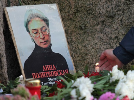 Возложение цветов к портрету Анны Политковской. Фото: РИА Новости.
