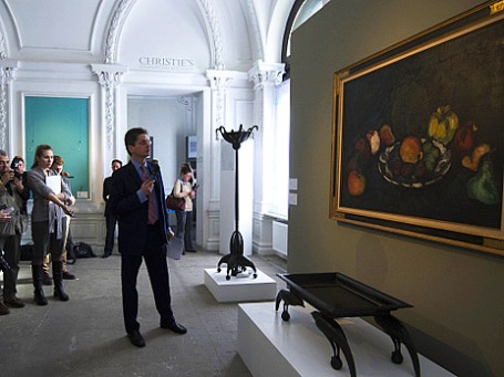 Международный директор департамента русского искусства Christie's Алексей Тизенгаузен у картины Ильи Машкова «Натюрморт с фруктами» на 20-й аукционной выставке Christie's в Доме Спиридонова. Фото: РИА Новости