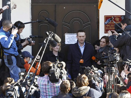 Оппозиционер, блогер Алексей Навальный и его адвокат Ольга Михайлова отвечают на вопросы журналистов после заседания Ленинского районного суда города Кирова. Фото: Reuters