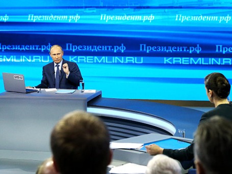 Президент РФ Владимир Путин отвечает на вопросы россиян в специальной программе «Прямая линия с Владимиром Путиным». Фото: РИА Новости