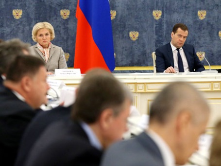 Председатель правительства РФ Дмитрий Медведев проводит в подмосковной резиденции «Горки» заседание правительственной комиссии по вопросам охраны здоровья граждан. Слева на дальнем плане - заместитель председателя правительства РФ Ольга Голодец. Фото: РИА Новости