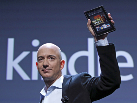 Генеральный директор Amazon Джефф Безос демонстрирует планшет Kindle Fire Фото: Reuters