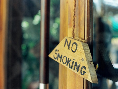 Табличка на двери общественного заведения. Фото: Khánh Hmoong/flickr.com
