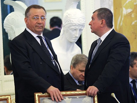 Президент «Транснефти» Николай Токарев (слева) и Глава «Роснефти» Игорь Сечин (справа). Фото: РИА Новости)