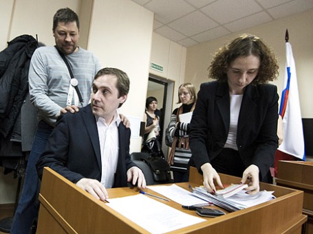 Глава Общества защиты прав потребителей Михаил Аншаков, обвиняемый в клевете на фонд храма Христа Спасителя, во время слушаний в мировом суде. Фото: РИА Новости