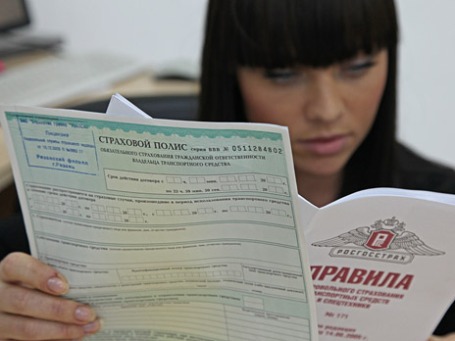 Страховой агент компании «Росгосстрах» во время оформления страховки автомобиля. Фото: ИТАР-ТАСС