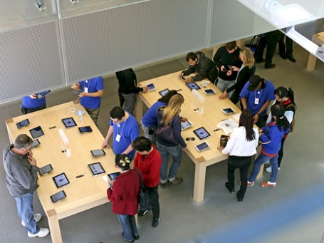 Покупатели в одном из магазинов Apple. Фото: Reuters
