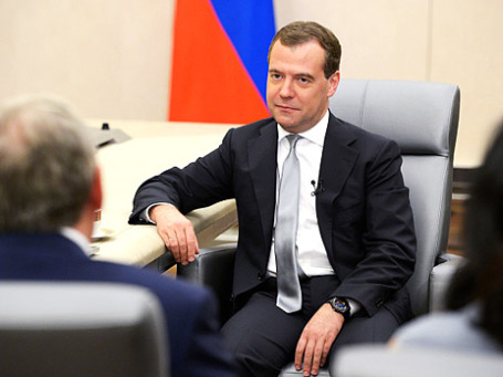 Председатель правительства России Дмитрий Медведев во время интервью «Комсомольской правде». Фото: РИА Новости
