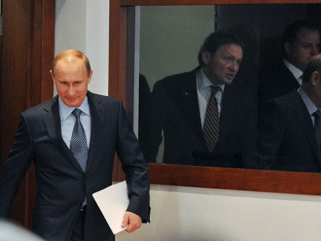 Владимир Путин и справа в отражении уполномоченный при президенте России по правам предпринимателей Борис Титов. Фото: РИА Новости