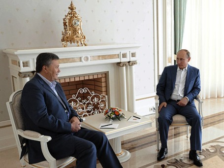 Президент РФ Владимир Путин (справа) в сочинской резиденции «Бочаров ручей» во время встречи с президентом Украины Виктором Януковичем. Фото: Reuters