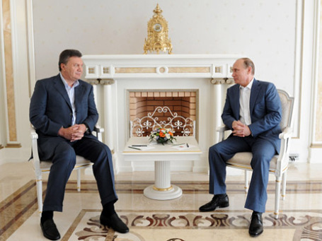 Президент России Владимир Путин и президент Украины Виктор Янукович (справа налево). Фото: РИА Новости