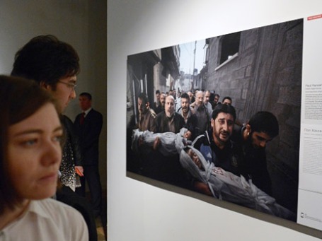 Посетители у работы шведского фотожурналиста Пола Хансена, удостоенной главного приза международного конкурса World Press Photo 2013, на открытии выставки в Шоколадном цехе на «Красном Октябре». Фото: РИА Новости