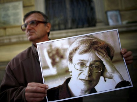 Протестующий держит портрет убитой журналистки Анны Политковской. Фото: Reuters
