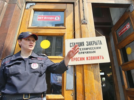 Сотрудница полиции у закрытой для входа пассажиров станции метро «Охотный ряд». Фото: РИА Новости