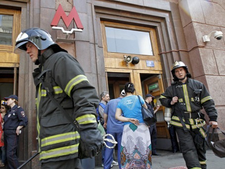 Сотрудники пожарной службы у станции метро Охотный ряд. Фото: Reuters