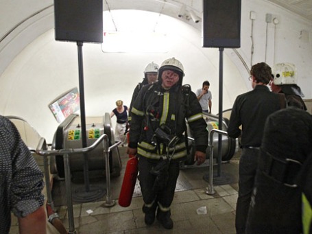Сотрудник пожарной службы МЧС и пассажиры в Московском метро. Станцию метро «Охотный ряд» закрыли для входа из-за пожара. Фото: РИА Новости