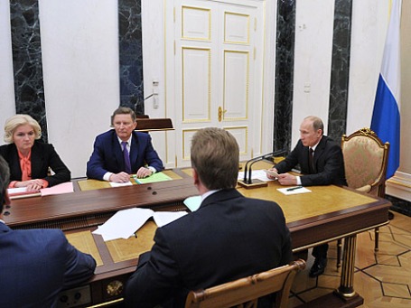 Президент РФ Владимир Путин (справа) проводит в Кремле совещание по вопросу «О планах деятельности федеральных органов исполнительной власти, направленных на достижение целевых показателей социально-экономического развития Российской Федерации, определенных президентом РФ». Фото: РИА Новости