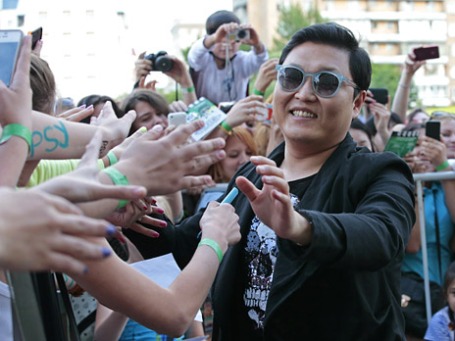 Южнокорейский рэпер PSY (настоящее имя Пак Чэ Сан) общается с фанатами у спорткомлекса «Олимпийский» в Москве. Фото: Reuters