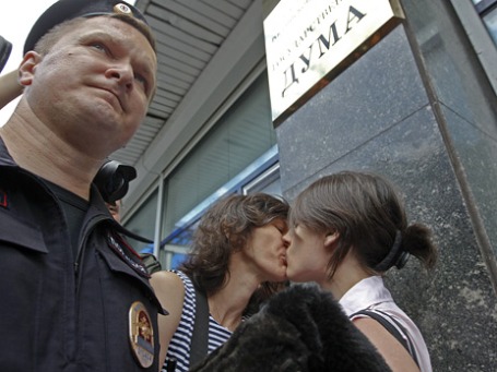 Гей - активисты у здания Государственной думы. Фото: Reuters