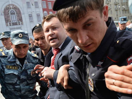 Сотрудники правоохранительных органов задерживают лидера российского ЛГБТ-движения Николая Алексеева (второй справа) во время несогласованной акции гей-активистов у памятника Юрию Долгорукому на Тверской площади. Фото: РИА Новости