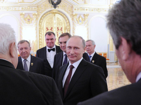 Президент России Владимир Путин (в центре) с лауреатами Государственной премии РФ. Фото: РИА Новости