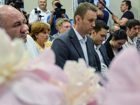 Оппозиционер Алексей Навальный (в центре), выдвинутый московским отделением « РПР-Парнас» кандидатом в мэры Москвы, во время заседания отделения партии. Фото: РИА Новости
