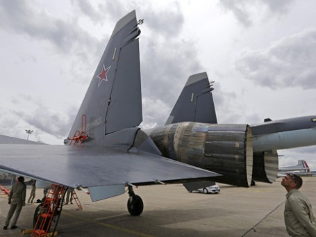 Инженеры проверяют самолет Су - 35 в парижском аэропорту перед открытием авиасалона Ле - Бурже. Фото: Reuters