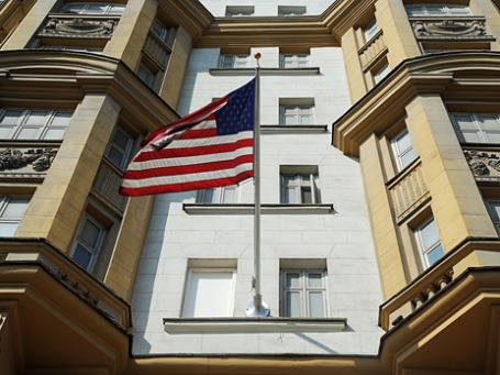 Американский флаг на здании посольства США в Москве. Фото: Григорий Собченко/BFM.ru