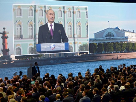 Президент России Владимир Путин выступает на XVII Петербургском международном экономическом форуме. Фото: РИА Новости
