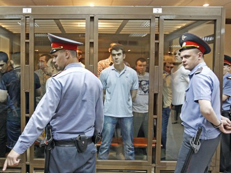 Обвиняемые по делу о массовых беспорядках на Болотной площади 6 мая 2012 года в зале судебного заседания. Фото: Reuters