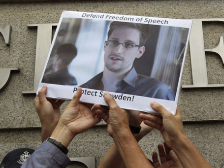 Пикет в поддержку Эдварда Сноудена у посольства США в Гонконге. Фото: Reuters