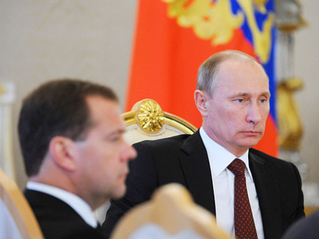 Президент России Владимир Путин и председатель правительства России Дмитрий Медведев (справа налево). Фото: РИА Новости