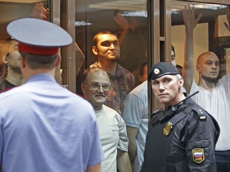 Обвиняемые по делу о массовых беспорядках на Болотной площади 6 мая 2012 года в зале судебного заседания. Фото: Reuters