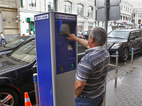 Водитель оплачивает парковку через парковочный терминал в центре Москвы. Фото: РИА Новости