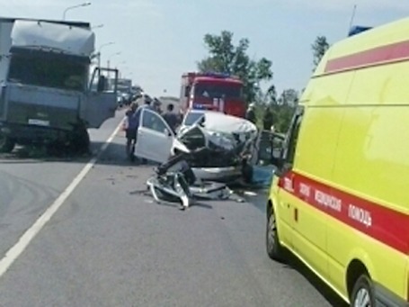 ДТП с участием грузового и легкового автомобилей в Красносельском районе Санкт-Петербурга. Фото: mchs.gov.ru