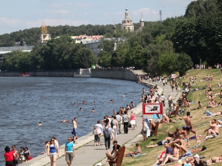 Горожане отдыхают на Воробьевых горах. Фото: РИА Новости