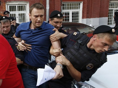 Задержание оппозиционера, кандидата в мэры Москвы Алексея Навального у здания Мосгоризбиркома. Фото: Reuters