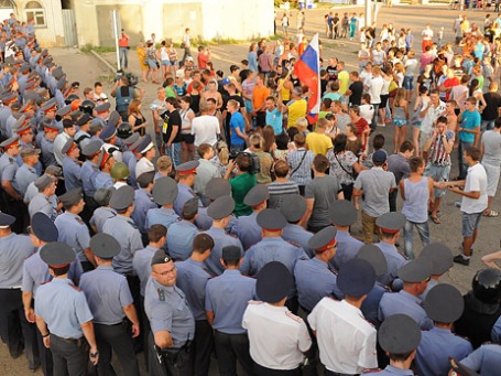Столкновение между полицией и участниками народного схода против мигрантов на одной из улиц Пугачева. Фото: ИТАР-ТАСС