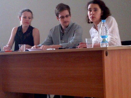 Экс-сотрудник АНБ Эдвард Сноуден и представитель WikiLeaks Сара Харрисон (слева) во время встречи с правозащитниками в транзитной зоне аэропорта Шереметьево. Фото: Reuters