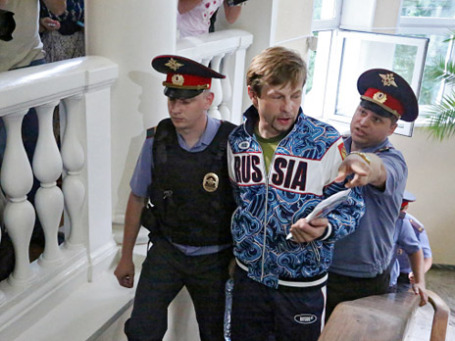 Мэр Ярославля Евгений Урлашов (в центре), задержанный по подозрению во взятке. Фото: РИА Новости