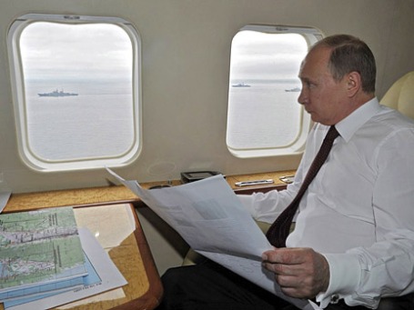 Президент России Владимир Путин на вертолете совершает облет района морских маневров Тихоокеанского флота в рамках рабочей поездки на Сахалин. Фото: Reuters