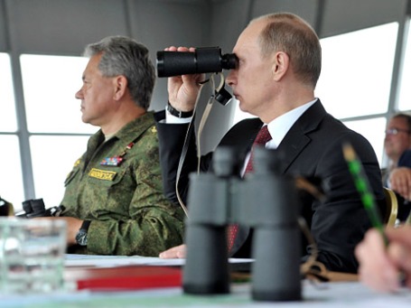 Президент России Владимир Путин (справа) и министр обороны РФ Сергей Шойгу наблюдают за маневрами военных учений в Восточном военном округе на смотровой вышке учебно-тренировочного полигона «Успеновский». Фото: РИА Новости