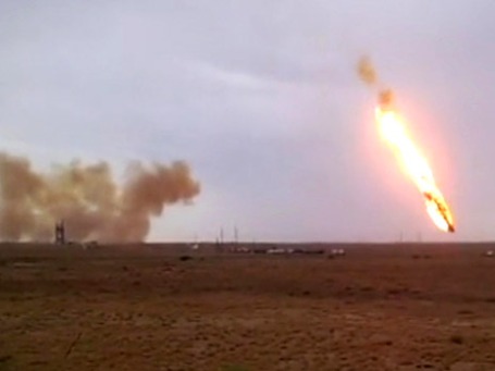 Ракета-носитель «Протон-М» с разгонным блоком ДМ-03 и тремя российскими навигационными космическими аппаратами «Глонасс-М» падает после старта с космодрома «Байконур». Фото: РИА Новости