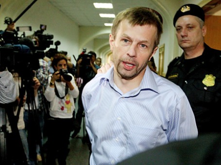 Мэр Ярославля Евгений Урлашов, обвиняемый в получении взятки, в здании Басманного районного суда, где рассматривается ходатайство следствия об отстранении его от должности. Фото: РИА Новости