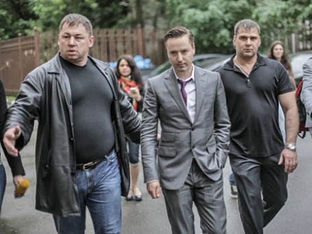 Певец Виталий Грачев (в центре) у здания Останкинской межрайонной прокуратуры. Фото: РИА Новости
