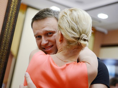 Оппозиционер, кандидат в мэры Москвы Алексей Навальный с супругой Юлией после заседания суда об изменении меры пресечения. Прокуратура Кировской области ходатайствует об изменении меры пресечения в виде заключения под стражу, которая была применена к Алексею Навальному и Петру Офицерову, осужденным накануне по делу о хищении имущества КОГУП «Кировлес». Фото: РИА Новости