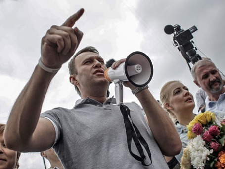 Кандидат в мэры Москвы, оппозиционер Алексей Навальный (слева) на перроне Ярославского вокзала общается со своими сторонниками после прибытия из Кирова. В центре супруга Алексея Навального Юлия. Фото: РИА Новости