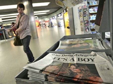 Британские СМИ с новостью о рождении правнука королевы Елизаветы II. Фото: Reuters