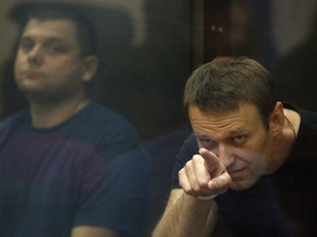 Алексей Навальный (справа) и Петр Офицеров в здании суда города Кирова. Фото: Reuters